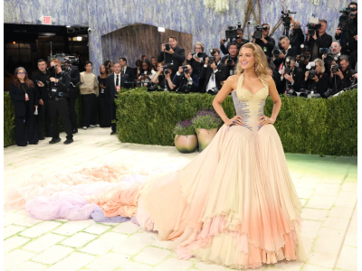 Blake Lively särab Met Gala 2026-l Versace arhiivkleidiga ja dramaatilise slepiga päikesetõusu ja -loojangu värvides.
